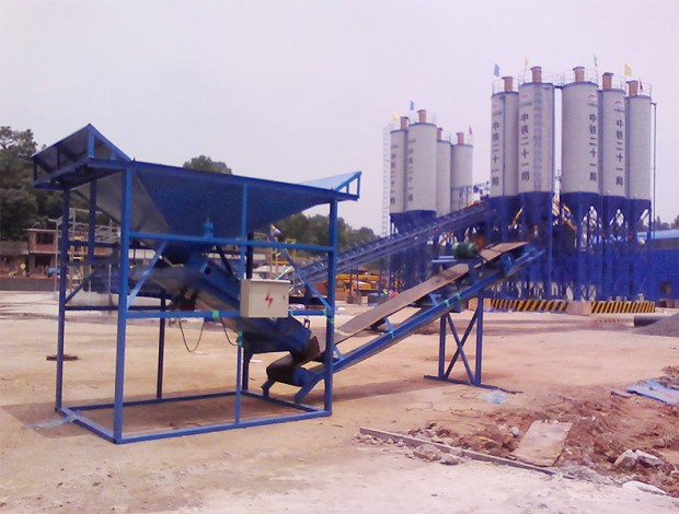 中鐵二十一局黔張?？蛯?zhuān)洗石機(jī)工作現(xiàn)場(chǎng)